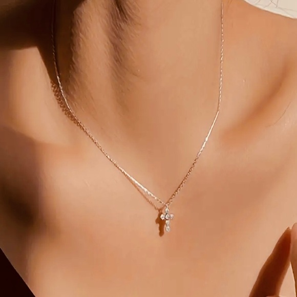 ✨ 925 Sterling Silver Cross Diamond Cz Necklace✨ - Picture 3 of 3